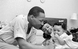 Martin Luther King Jr and his daughter and wife